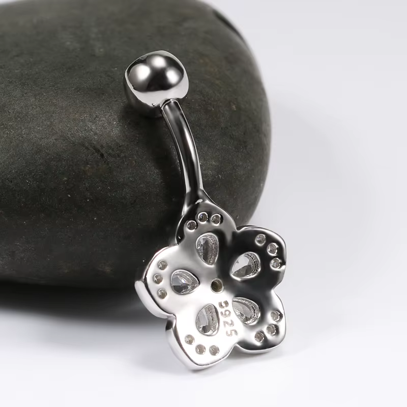 Piercing en forme de fleur pour nombril