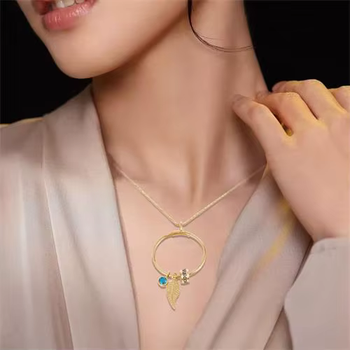 Collier de perles avec noms de famille personnalisés pour femmes