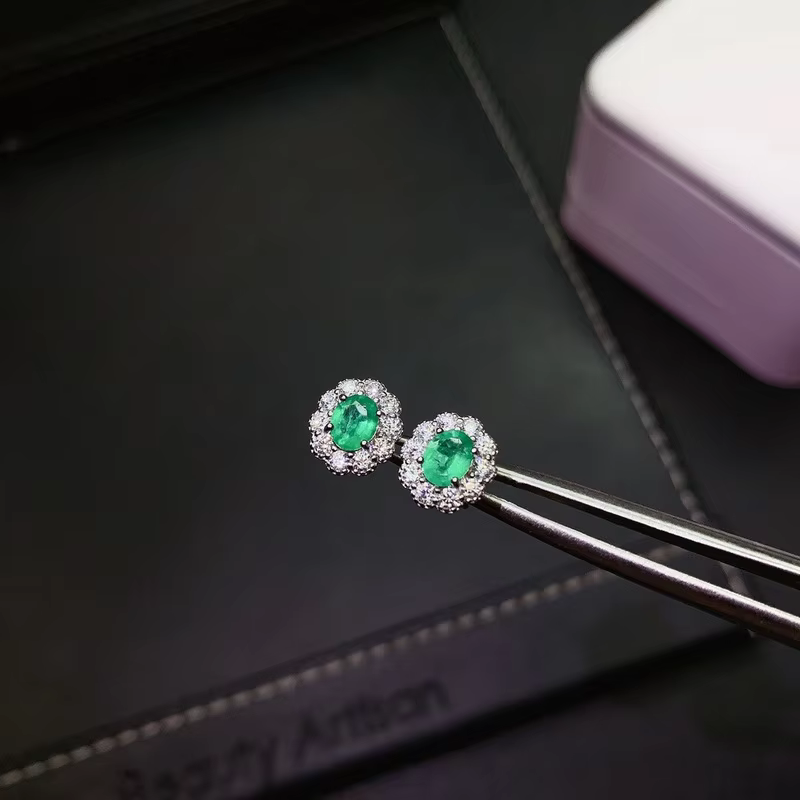 Boucles d'oreilles en forme d'émeraude naturelle