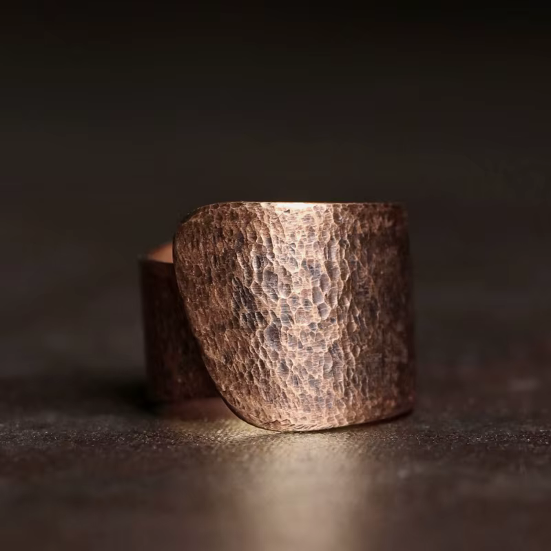 Bague en cuivre massif martelé fabriqué à la main