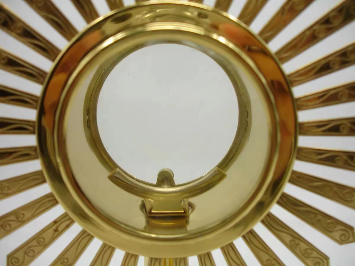 Monstrance catholique en laiton avec rayons et croix bourgeonée