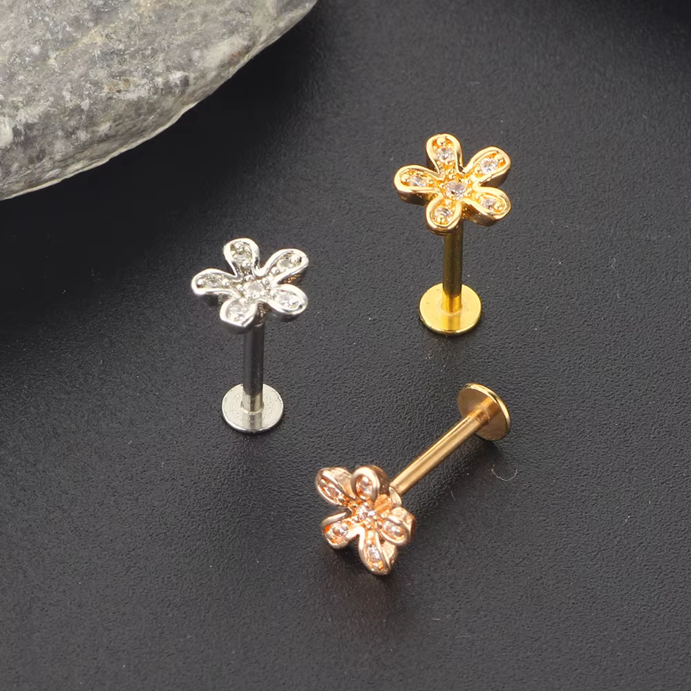 Boucle d'Oreille Plate pour Piercing Tragus avec Fleur en Cristal