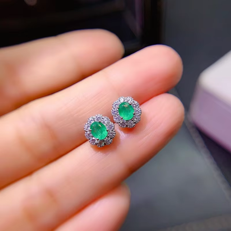 Boucles d'oreilles en forme d'émeraude naturelle