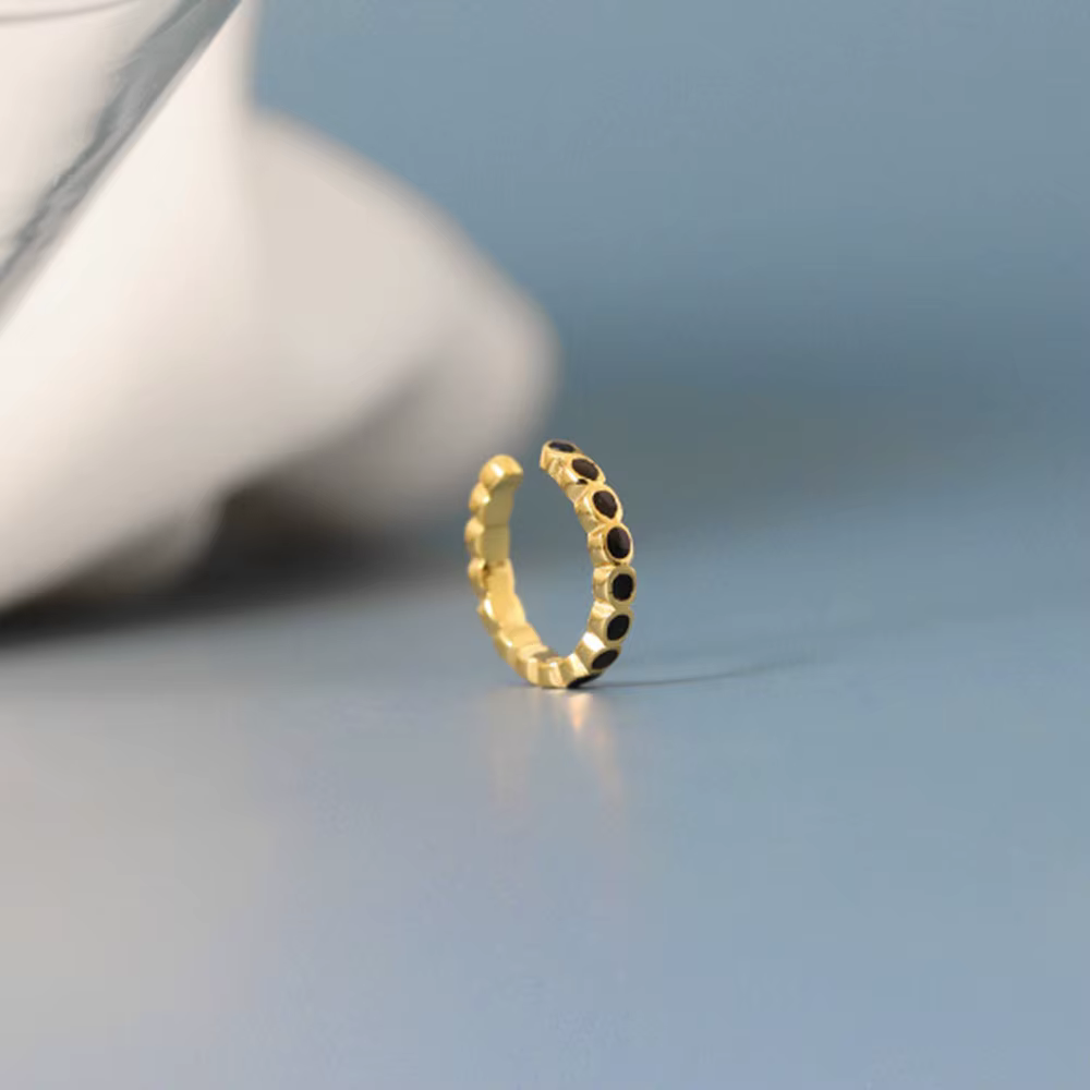 Manchette d'oreille en émail noir en argent regardé 925