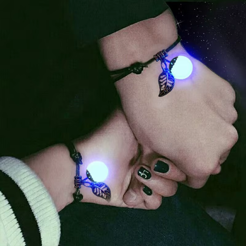Bracelet pour femme avec breloque gemme lumineuse