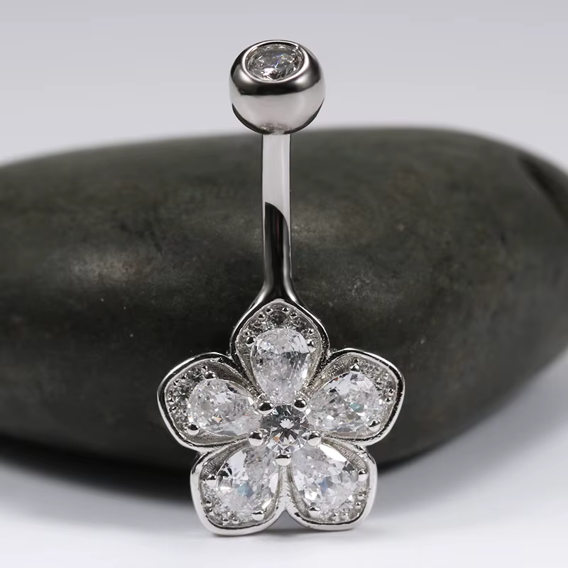 Piercing en forme de fleur pour nombril