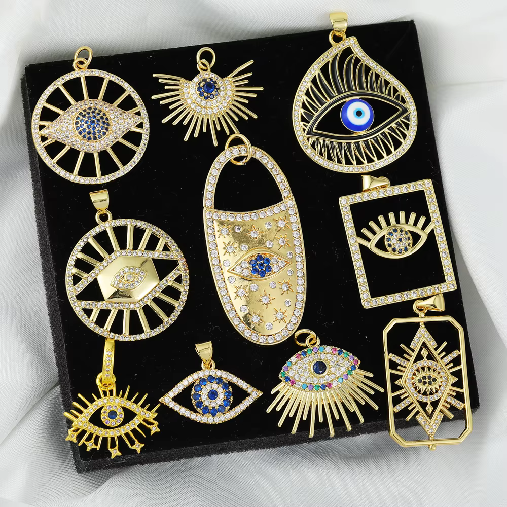 Juya Breloques plaquées or 18 carats avec zircon cubique pavé et émail décoratif