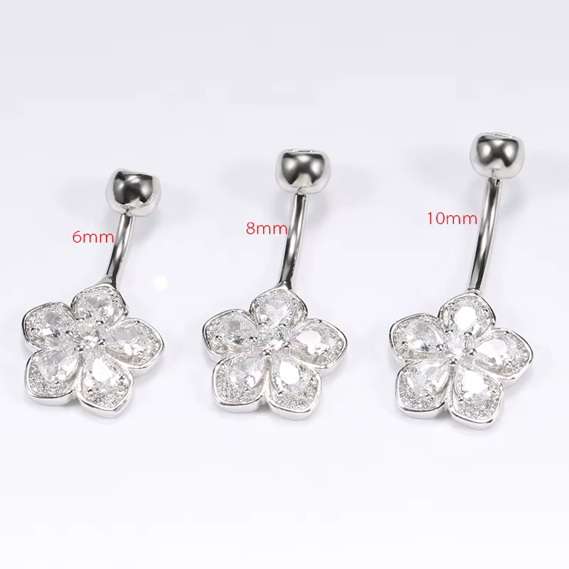 Piercing en forme de fleur pour nombril