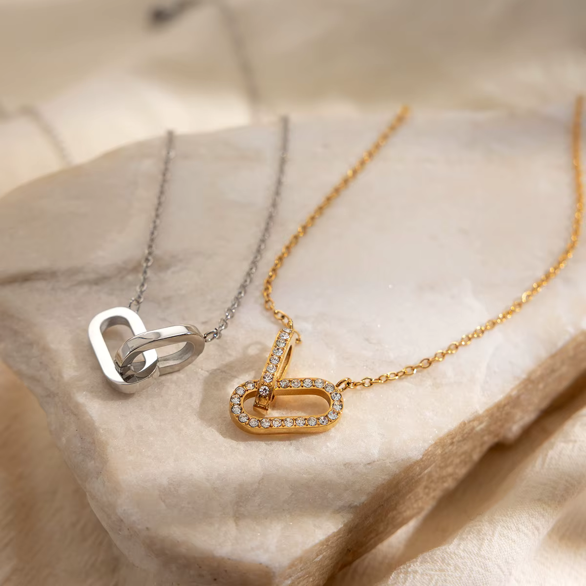 Collier pendentif minimaliste Zora à double entrelacement