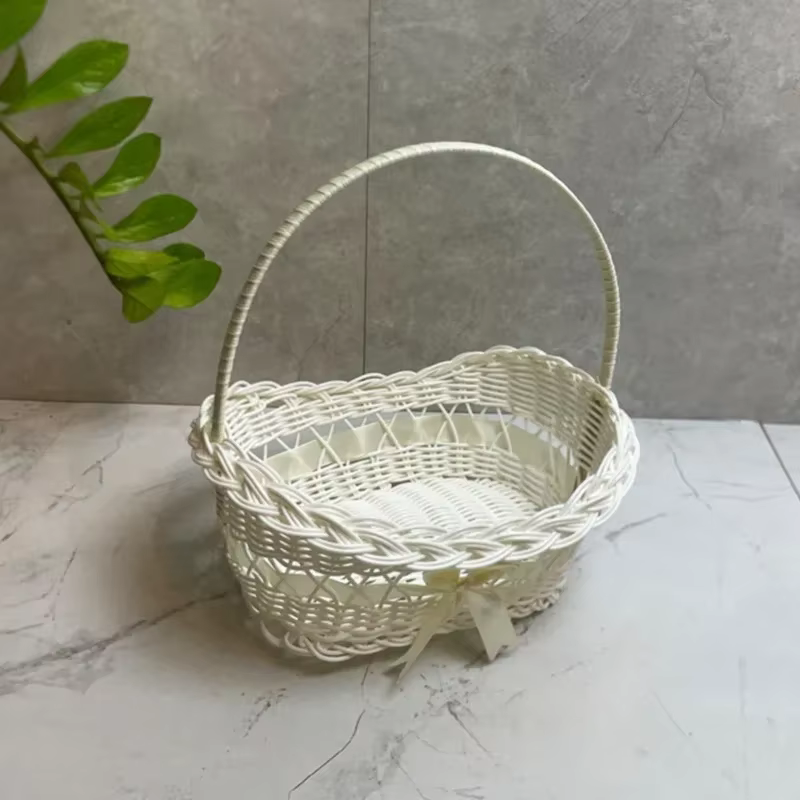Panier de demoiselle d'honneur en osier blanc