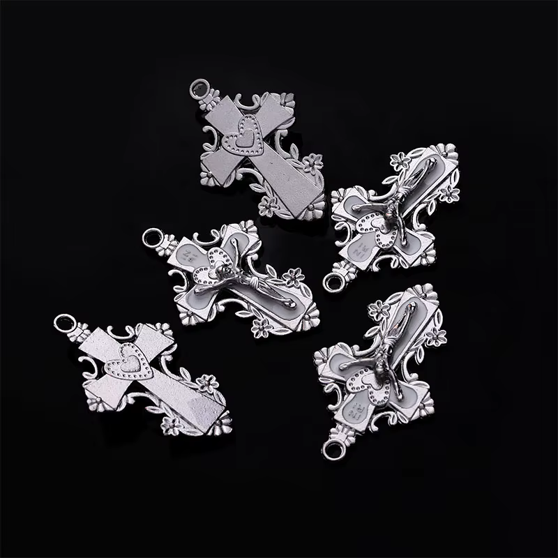 Pendentif croix catholique en alliage de zinc