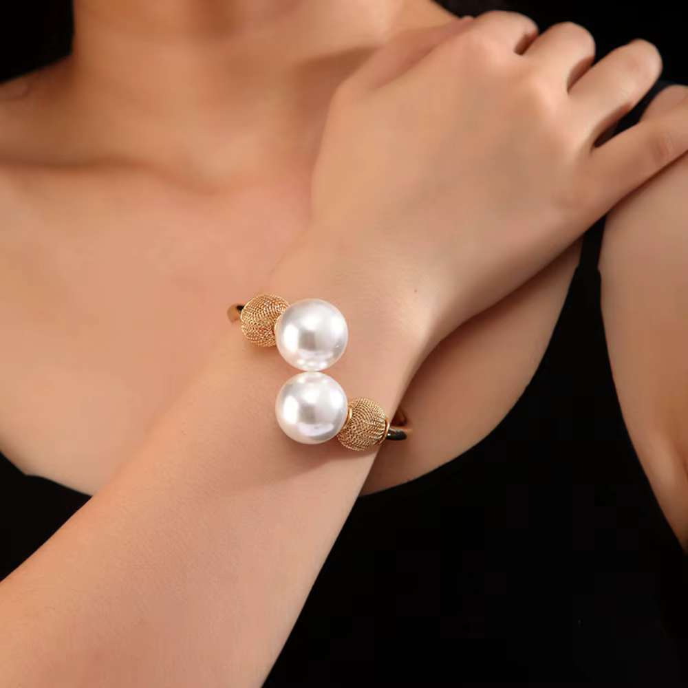 Bracelet manchette large en métal doré avec perles et motifs géométriques