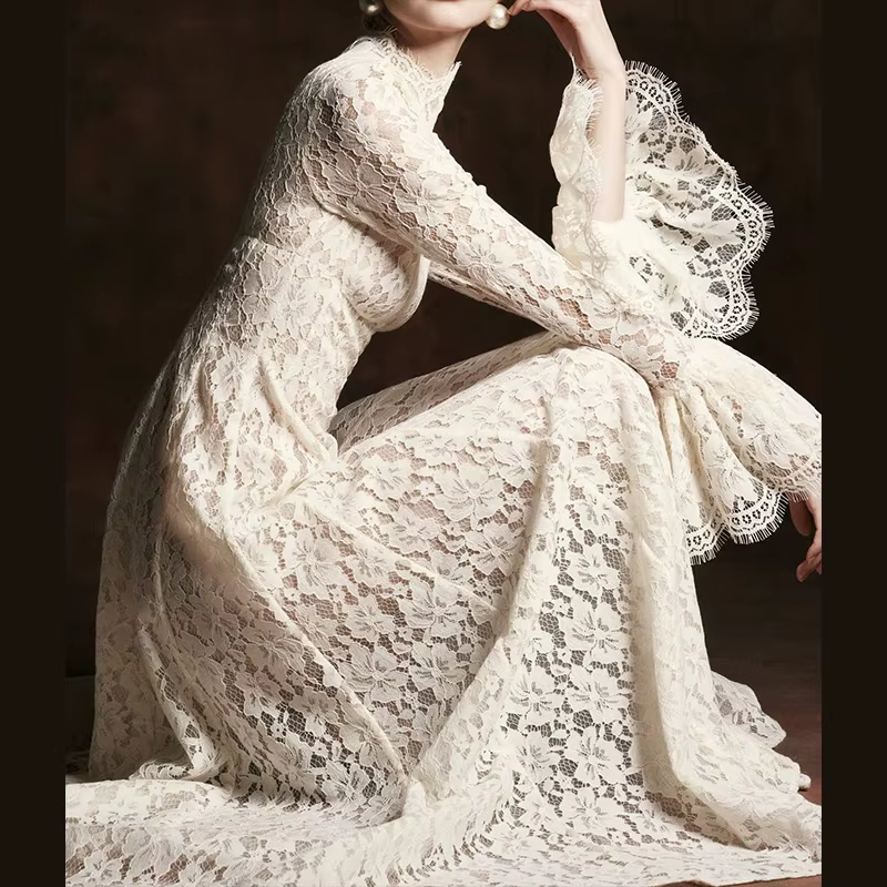 Robe de soirée élégante blanche à manches longues en dentelle transparente