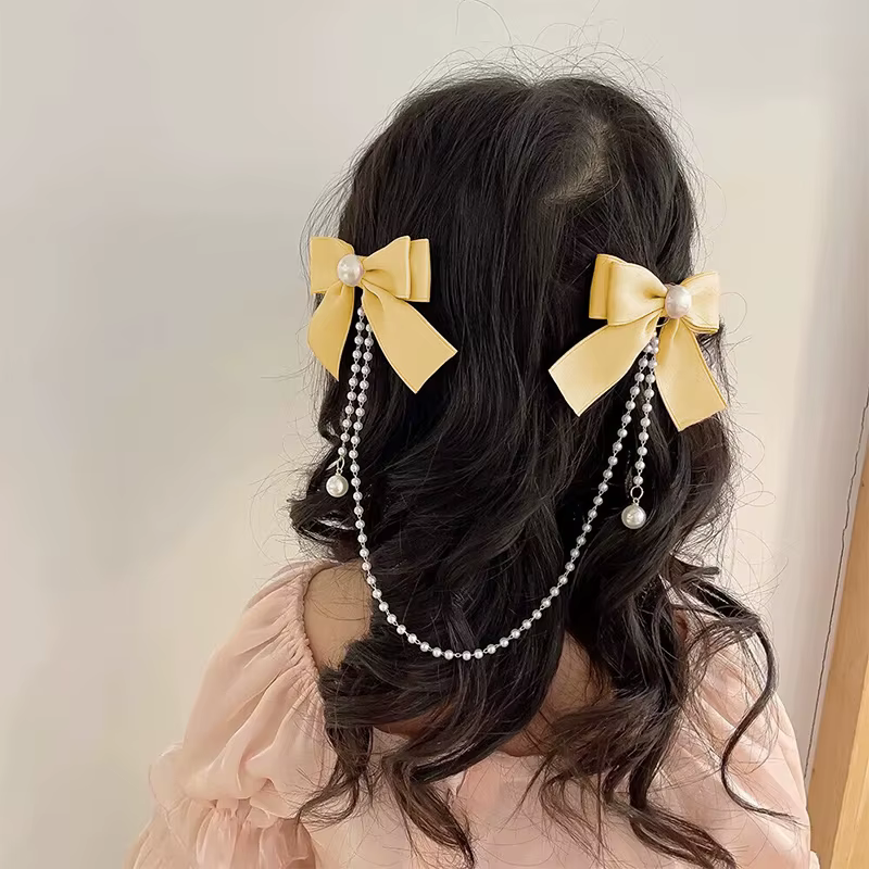Pince à cheveux avec pompon en perles