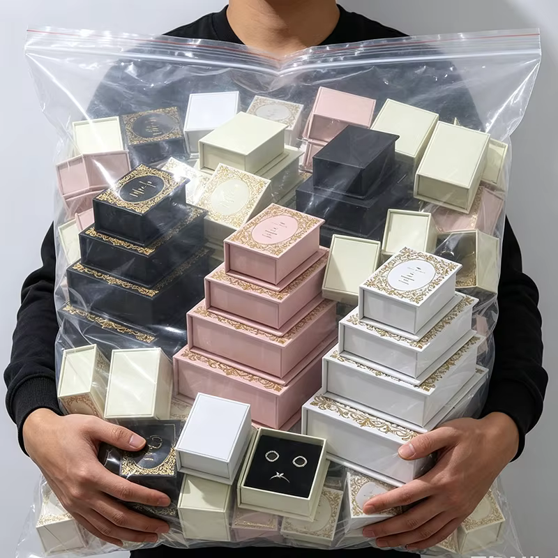 Boîte à bijoux magnétique en forme de livre