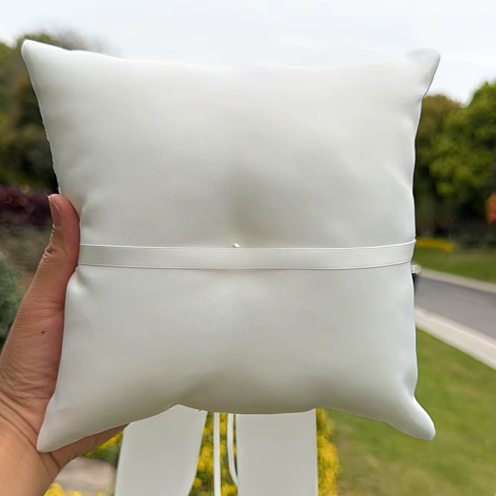 Coussin porte-alliances blanc en dentelle avec nœud et perle