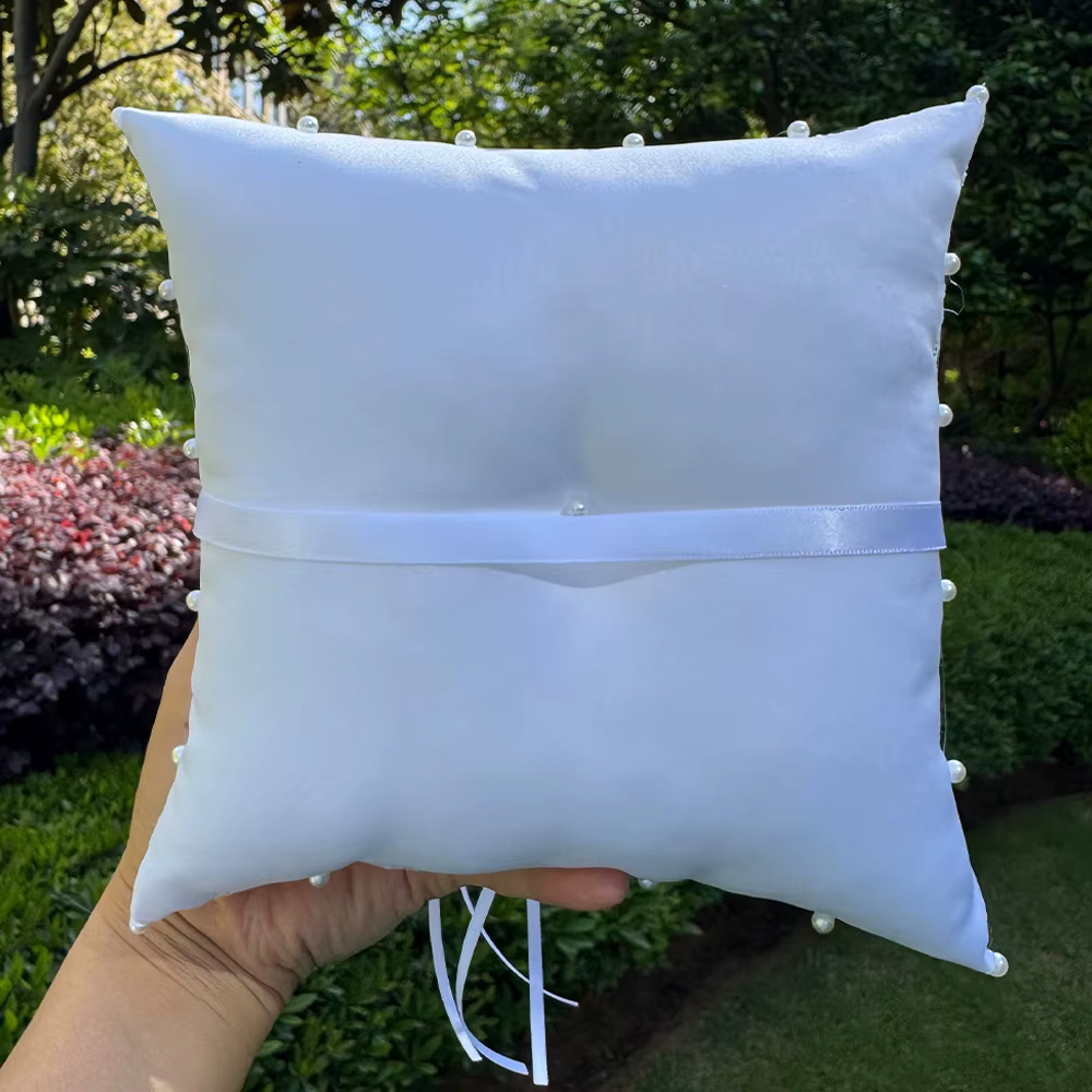 Coussin de mariage en satin et dentelle avec perles pour porte-alliances de la mariée