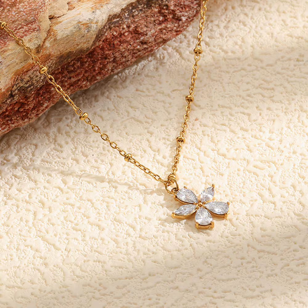Collier pendentif fleur en zircon cubique étincelant E.B.belle