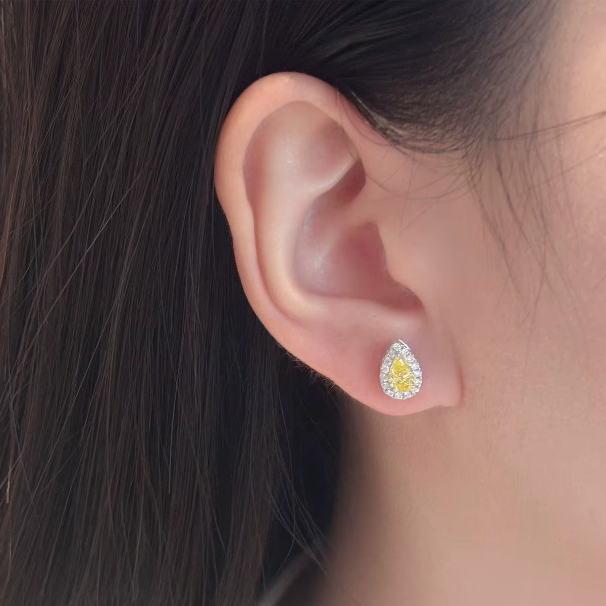 Boucles d'oreilles clous en diamant de laboratoire jaune poire