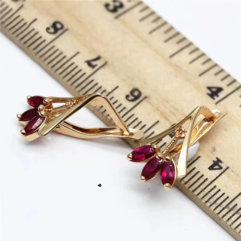 Boucles d'oreilles incrustées de trois pierres précieuses rouges pour femmes