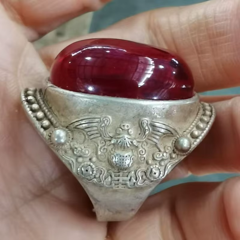 Bague ouverte vintage en argent incrustée de rubis