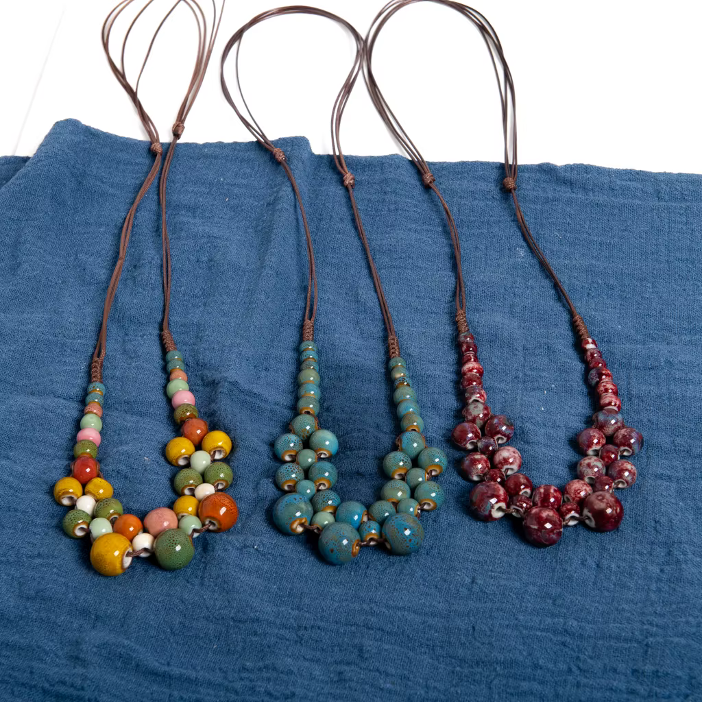 Collier en céramique coloré fait à la main pour femme