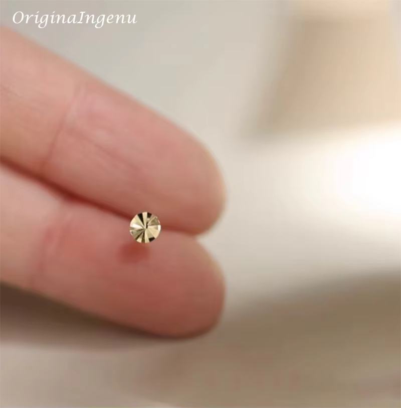 Boucles d'oreilles minuscules étoiles de Rotterdam en or 9 carats massif