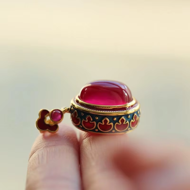 Pendentif nuages de bon augure en émail Vintage