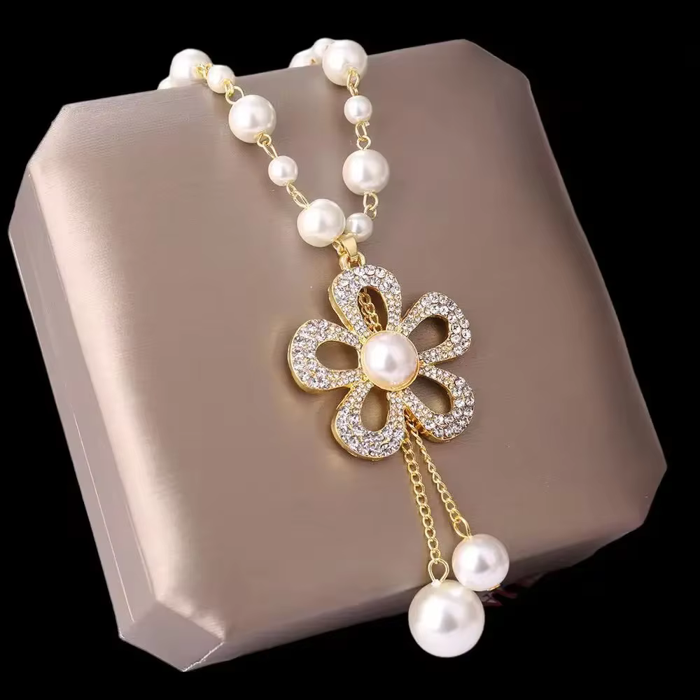 Nouveau Collier Long Pendentif Fleur en Strass et Cristal Automne Hiver 2026 pour Femme