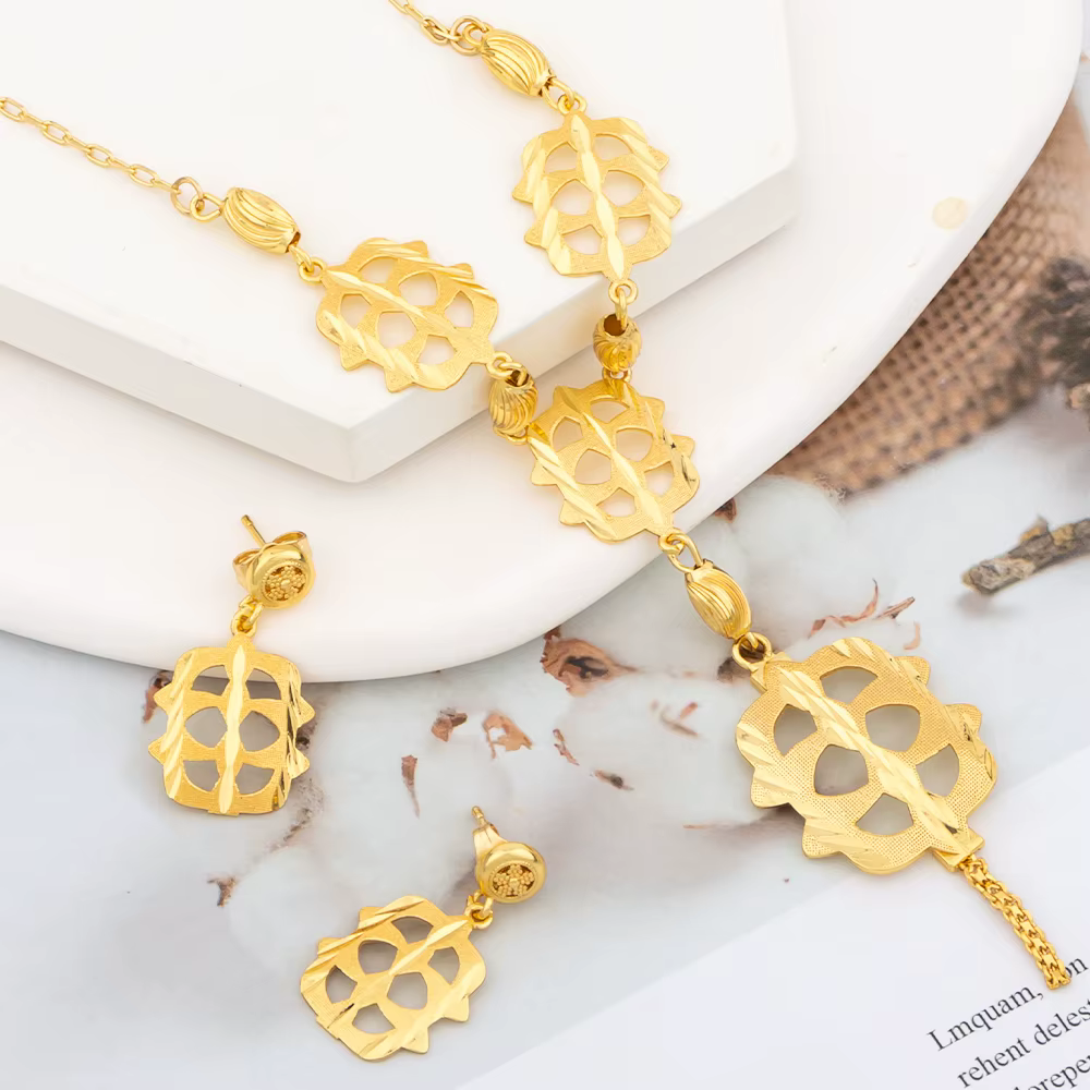 Ensemble de bijoux collier et boucles d'oreilles longs couleur or