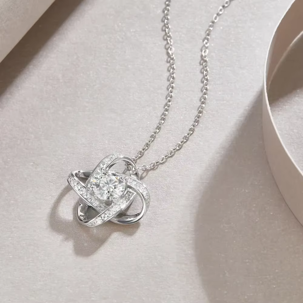 M-JAJA 1ct Moissanite boucle infinie pendentif collier pour femmes 18K plaqué or blanc 925 en argent Sterling
