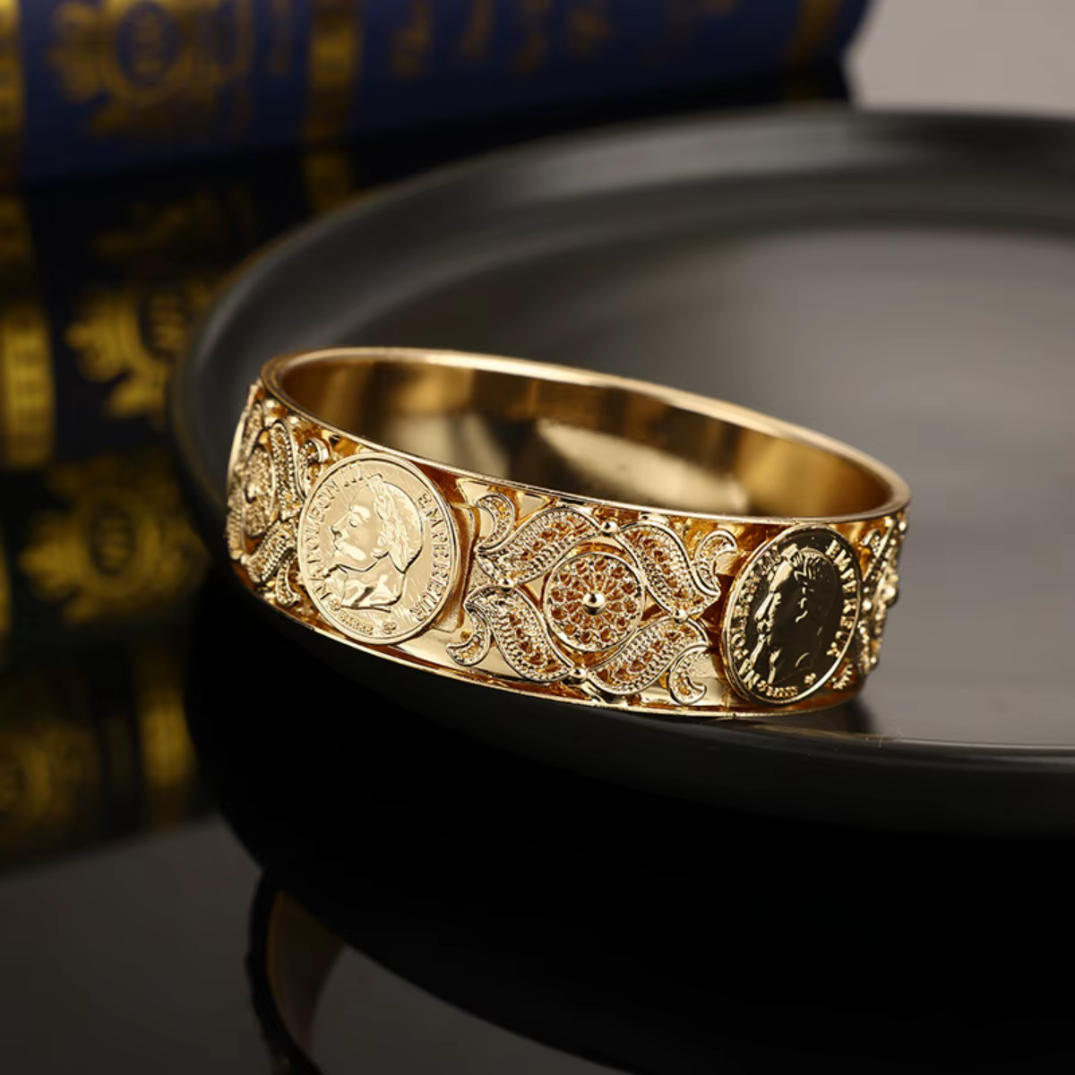 Bracelet Napoléon III de couleur dorée
