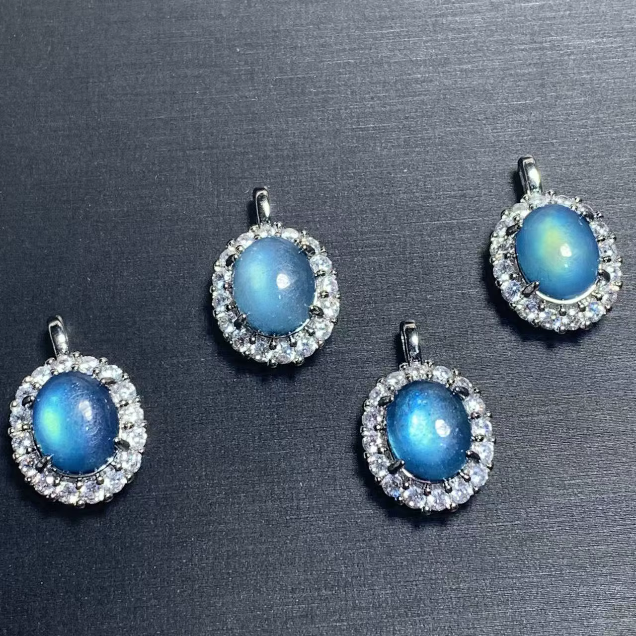 Collier pendentif en aquamarine naturelle