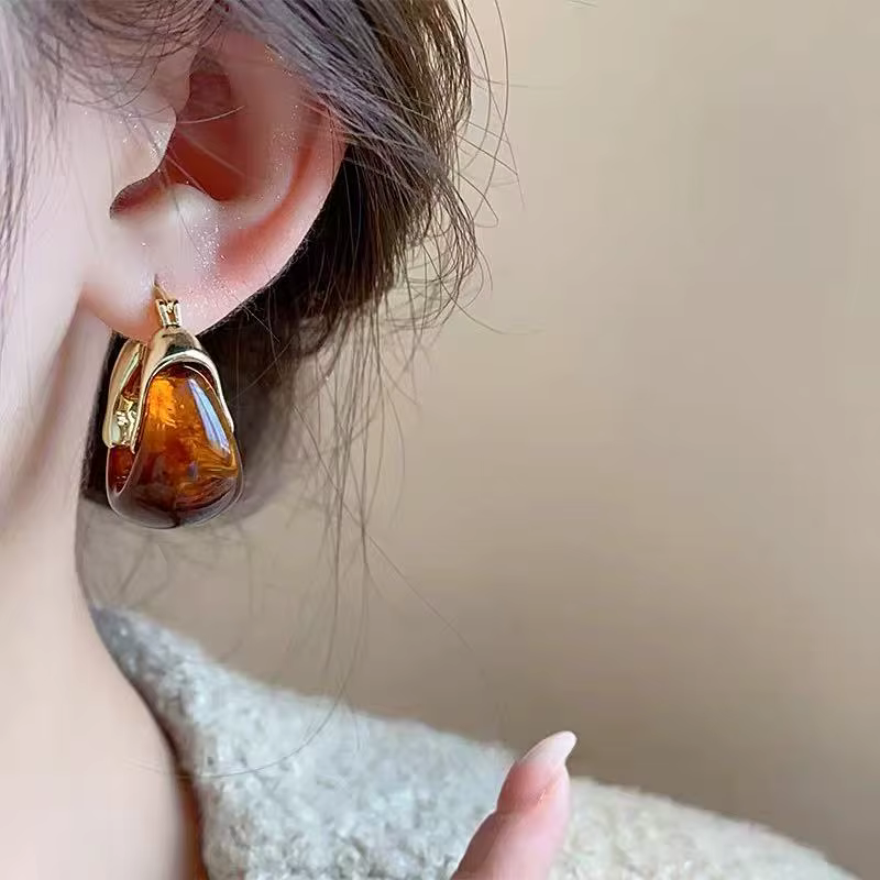 Automne et hiver Melad couleur résine Imitation ambre pierre conception oreille manchette pour femmes bijoux 2025 tendance boucles d'oreilles accessoires