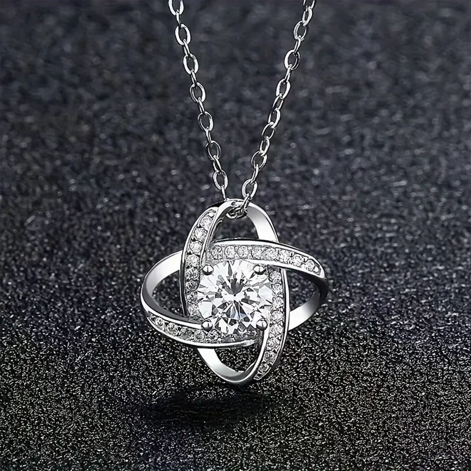 Collier élégant avec nœud d'amour