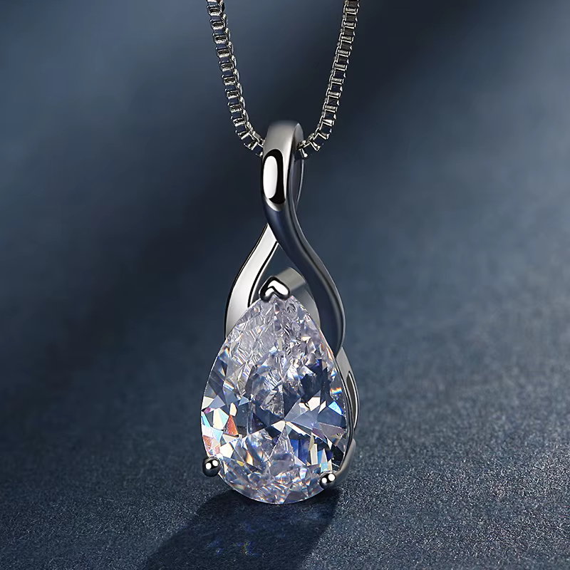 Collier pendentif trèfle à quatre feuilles en forme de cœur
