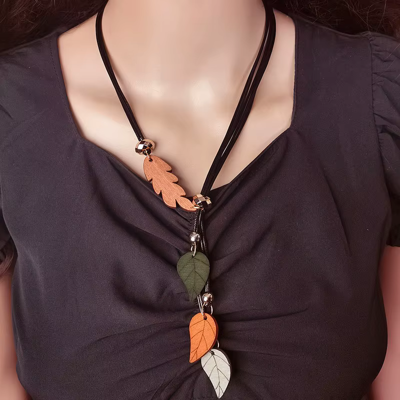 Colliers avec pendentifs en feuille de bois