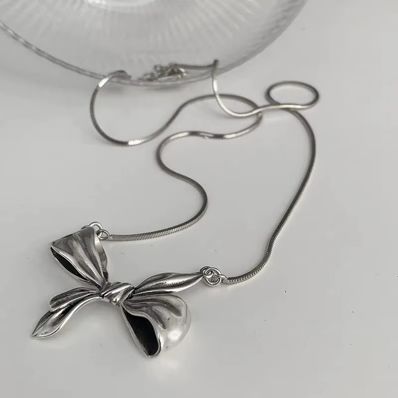 Collier à nœud papillon brillant pour femme