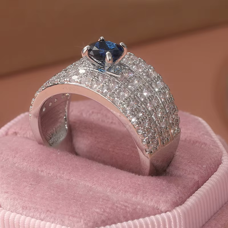 Bague large argentée classique incrustée de zircone synthétique bleue pour femme