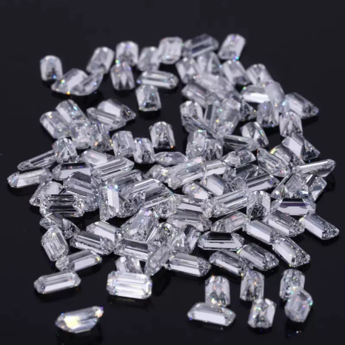 Petit diamant de laboratoire taille émeraude DEF VS/VVS