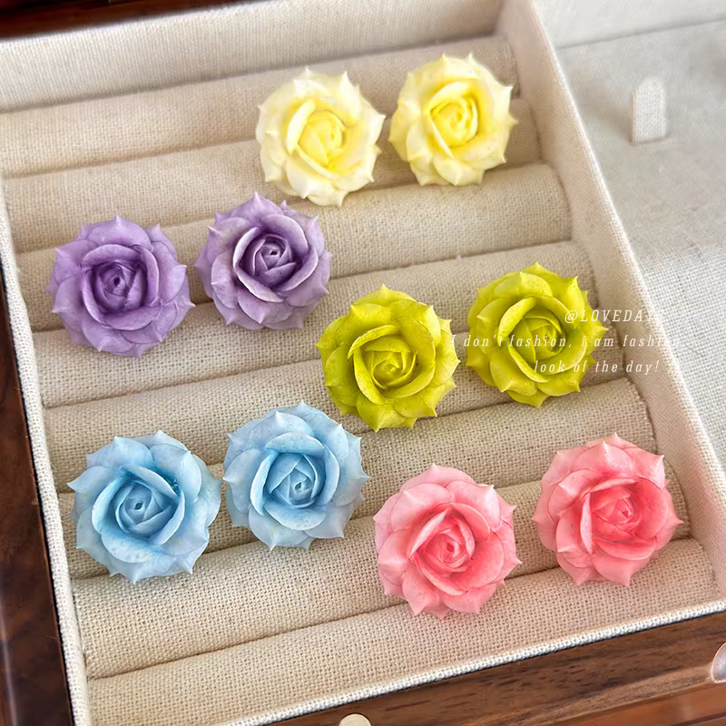 Boucles d'oreilles minimalistes en résine en forme de rose pour femme