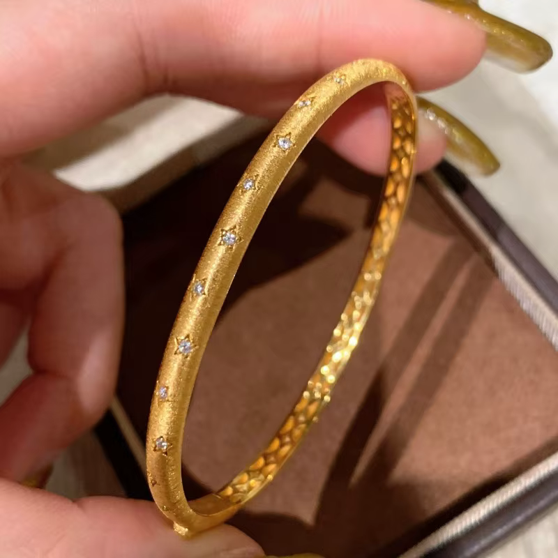 Bracelets de luxe légers rétro haut de gamme en diamant brossé pour femmes
