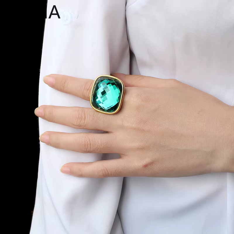 Bague en pierres précieuses carrées de haute qualité