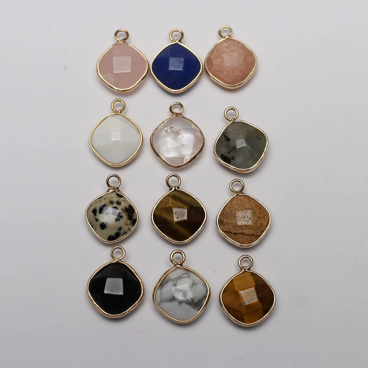 Pendentif en pierre précieuse naturelle taillée en losange avec enveloppe dorée