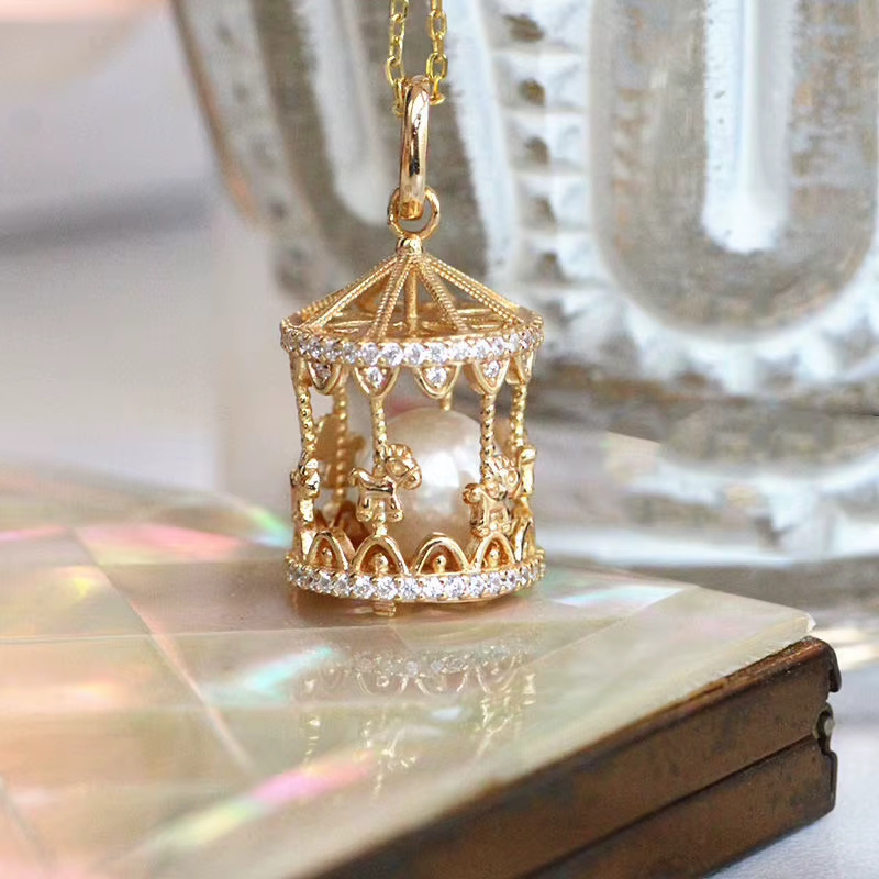 Collier Pendentif Perle Carrousel ENSHIR pour Femme – Design Unique et Charmant