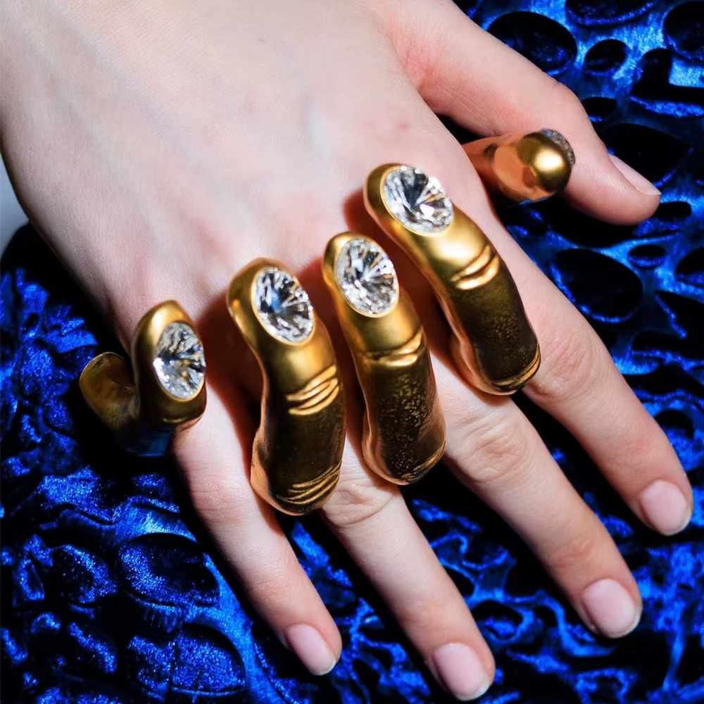 Bague main dans