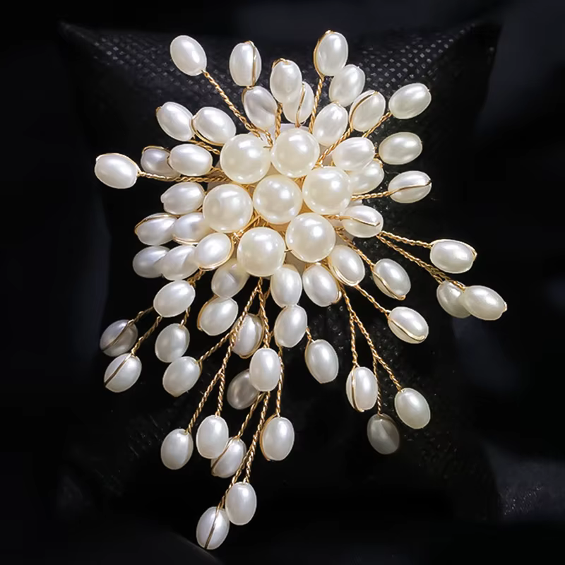 Broche élégante en forme de fleur de perle