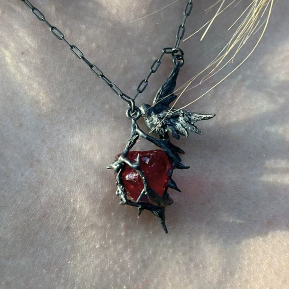 Collier pendentif corbeau rubis à la mode