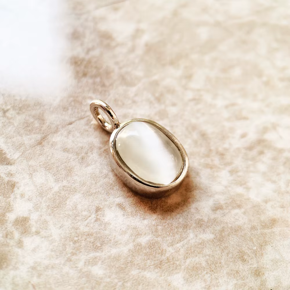 Pendentif ovale blanc opale