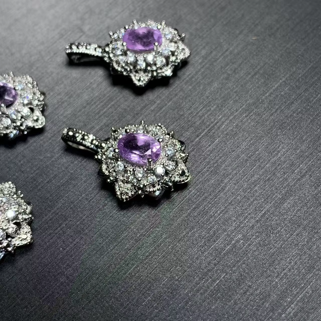 Collier pendentif ovale en améthyste naturelle